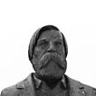 Bild des Marx-Engels-Denkmals in Berlin Mitte. Auf dem Boden Schnee, der vor dem Denkmal taut.